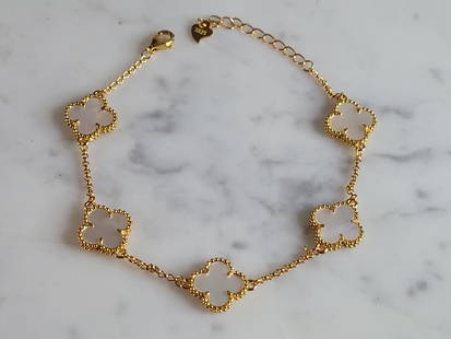 Womens Estate Sterling Silver 4 Leaf Clover Anklet Bracelet: A WOMENS STERLING SILVER GOLD TONE 4 LEAF CLOVER ANKLET BRACELET. NOT SURE IF STONES ARE NATURAL OR MAN MADE. BRACELET MEASURES 8 1/4" LONG BY 1/2" WIDE AND WEIGHS 5.0g. THIS WOULD MAKE A LOVELY GIFT