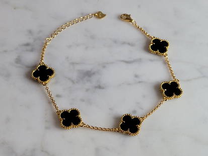 Womens Estate Sterling Silver 4 Leaf Clover Anklet Bracelet: A WOMENS STERLING SILVER GOLD TONE 4 LEAF CLOVER ANKLET BRACELET. NOT SURE IF STONES ARE NATURAL OR MAN MADE. BRACELET MEASURES 8 1/4" LONG BY 1/2" WIDE AND WEIGHS 5.0g. THIS WOULD MAKE A LOVELY GIFT