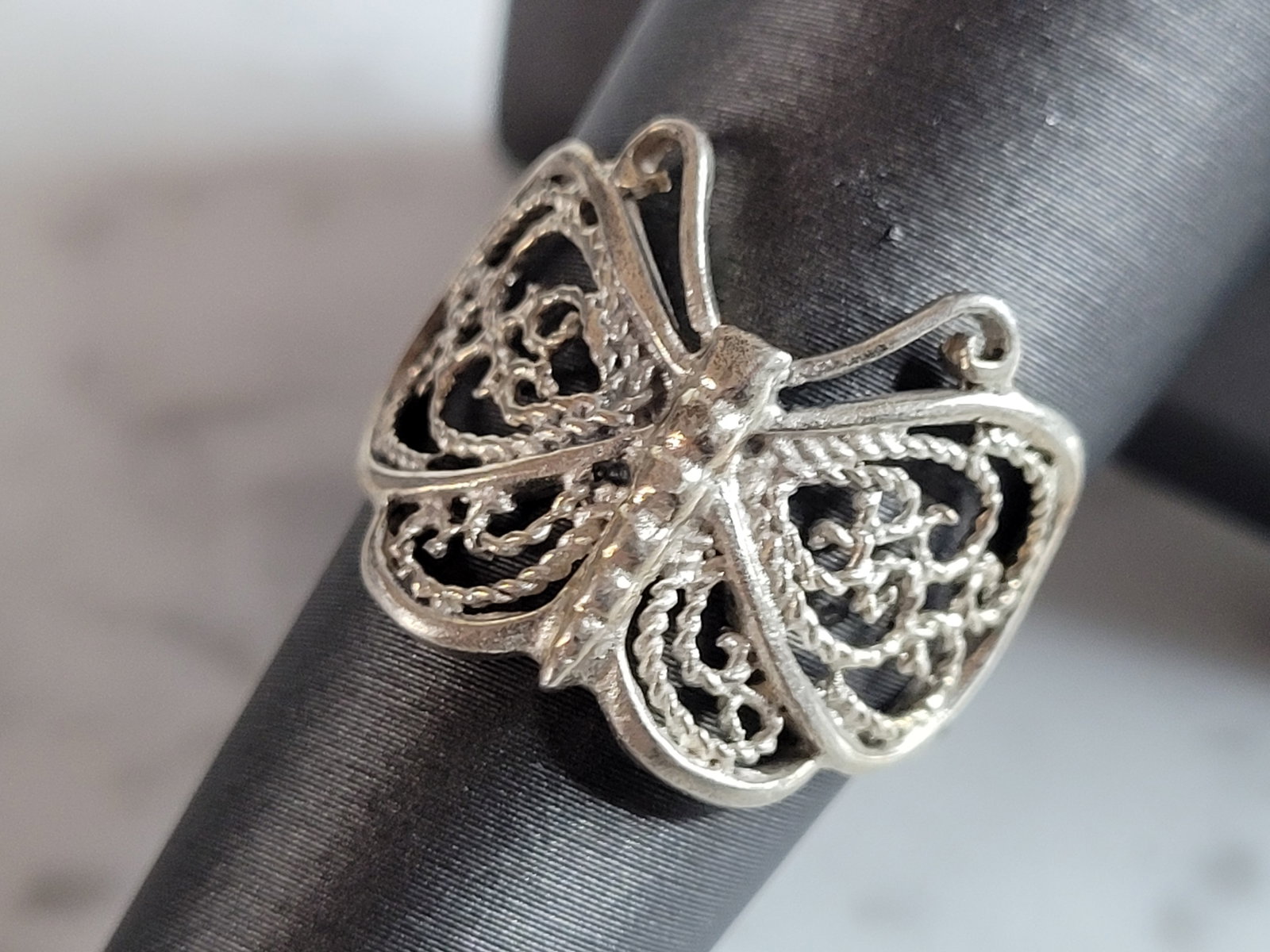 Womens Vintage Estate Sterling Silver Butterfly Ring: A WOMENS VINTAGE ESTATE STERLING SILVER BUTTERFLY RING. THE RING WEIGHS 3.1g AND IS A SIZE 6.0. THE LENGTH OF THE RING IS 1/2". ANY QUESTIONS PLEASE DO NOT HESITATE TO ASK. BE SURE TO CHECK OUT SOME O