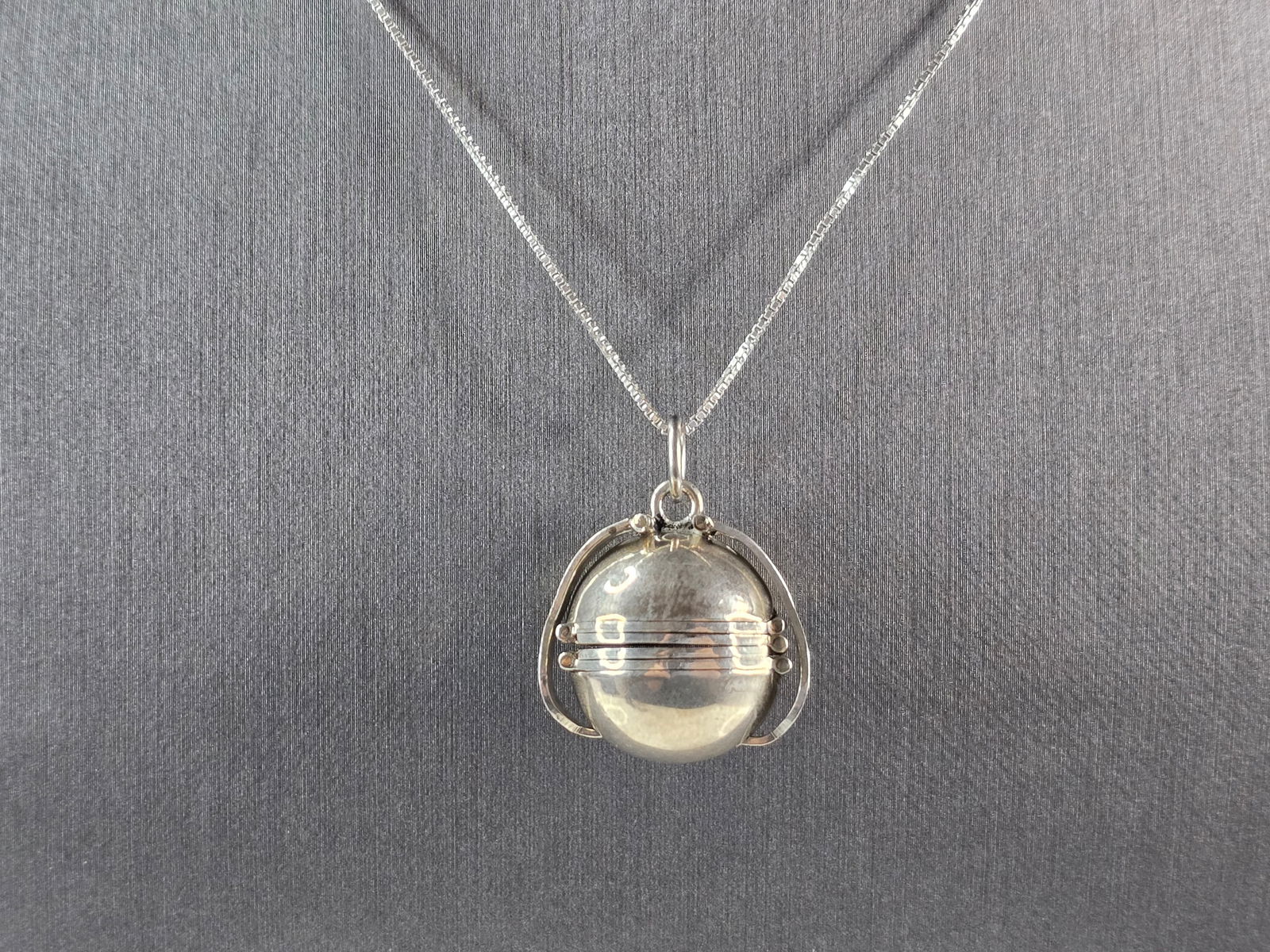 Womens Vintage Estate Sterling Silver Necklace Grandma Locket (1 of 6)