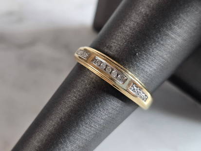 Womens Vintage Estate 10K Yellow Gold Diamond Ring: A WOMENS VINTAGE ESTATE 10K YELLOW DIAMOND GOLD RING WITH A TOTAL OF ABOUT .10cts OF DIAMONDS. THE TOTAL WEIGHT IS 2.0g, AND IS A SIZE 7.5. THE WIDTH OF THE RING IS 1/8". RING IS MARKED 10k ON THE INS
