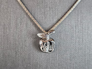Womens Vintage Estate Sterling Silver Necklace w/ Big Apple NYC Pendant