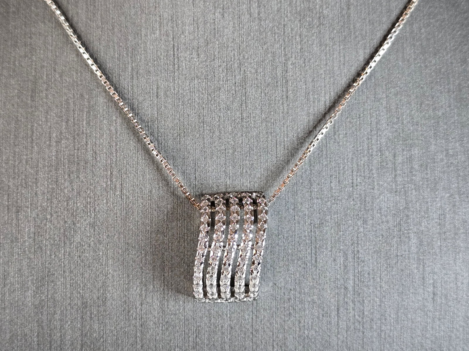 Womens Vintage Estate Modernist Pendant W/ Necklace: A WOMENS VINTAGE ESTATE STERLING SILVER MODERNIST PENDANT WITH NECKLACE . THE PENDANT MEASURES 3/4" BY 1/2" AND NECKLACE MEASURES 18 1/4", TOGETHER THEY WEIGH 6.5g. WOULD MAKE A GREAT GIFT FOR THAT SP