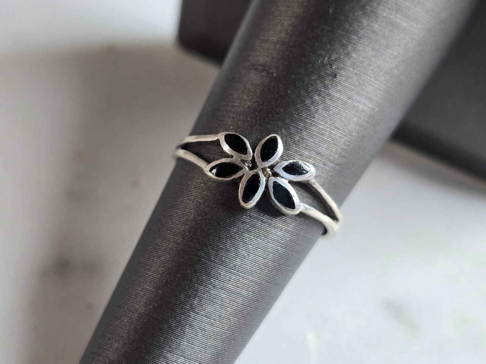 Womens Vintage Estate Sterling Silver Modernist Flower Ring: A WOMENS VINTAGE ESTATE STERLING SILVER MODERNIST ONYX COLORED FLOWER RING. RING SIZE IS 6.0, AND WEIGHS 0.8g. THE WIDTH OF THE RING IS 1/4". THIS WOULD MAKE A NICE GIFT FOR THAT SOMEONE SPECIAL. ANY 