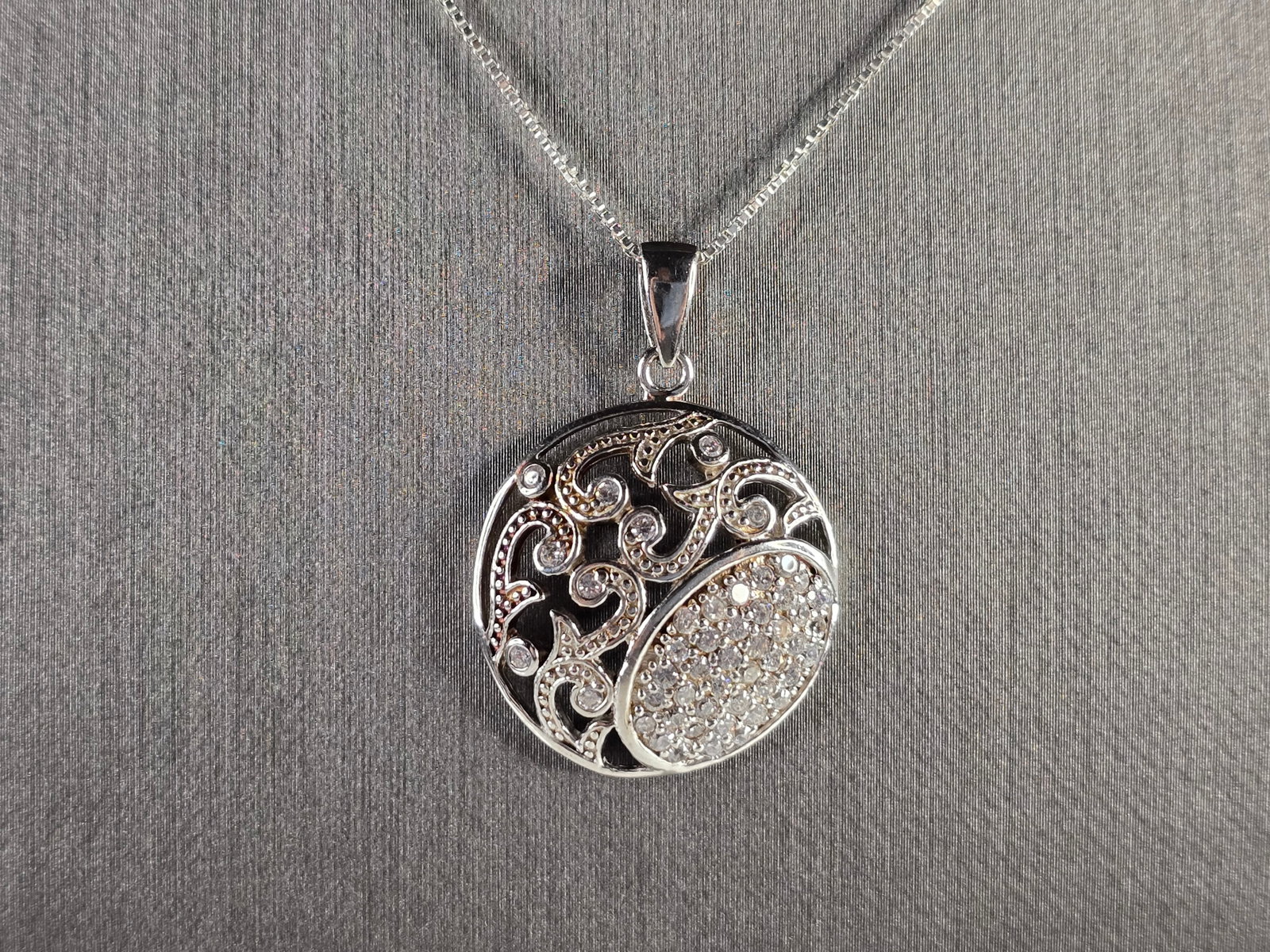 Womens Sterling Silver Modernist CZ Pendant Necklace: A WOMENS ESTATE STERLING SILVER MODERNIST PENDANT AND NECKLACE. THE NECKLACE MEASURES ABOUT 18" LONG, AND THE PENDANT MEASURES 1 1/4" LONG BY 7/8" WIDE. TOGETHER THEY WEIGH 5.6g. ANY QUESTIONS PLEASE 