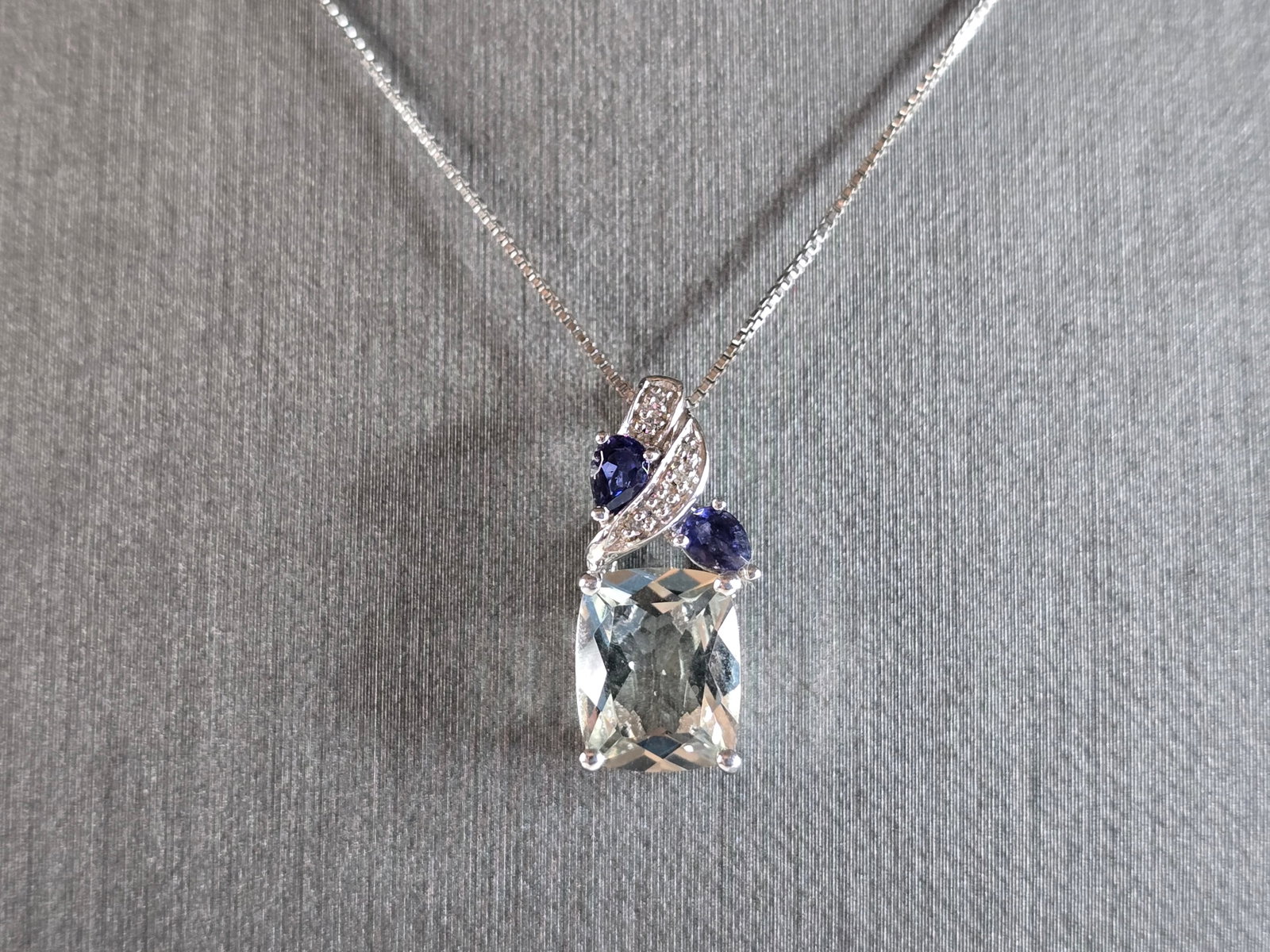 Womens Vintage Estate Sterling Silver Modernist Pendant & Necklace: A WOMENS VINTAGE ESTATE STERLING SILVER MODERNIST PENDANT AND NECKLACE. THE TOTAL WEIGHT IS 2.6g. PENDANT MEASURES 3/4" LONG BY 3/8" WIDE, AND NECKLACE IS 18" LONG. MAKES A GREAT GIFT FOR THAT SPECIAL