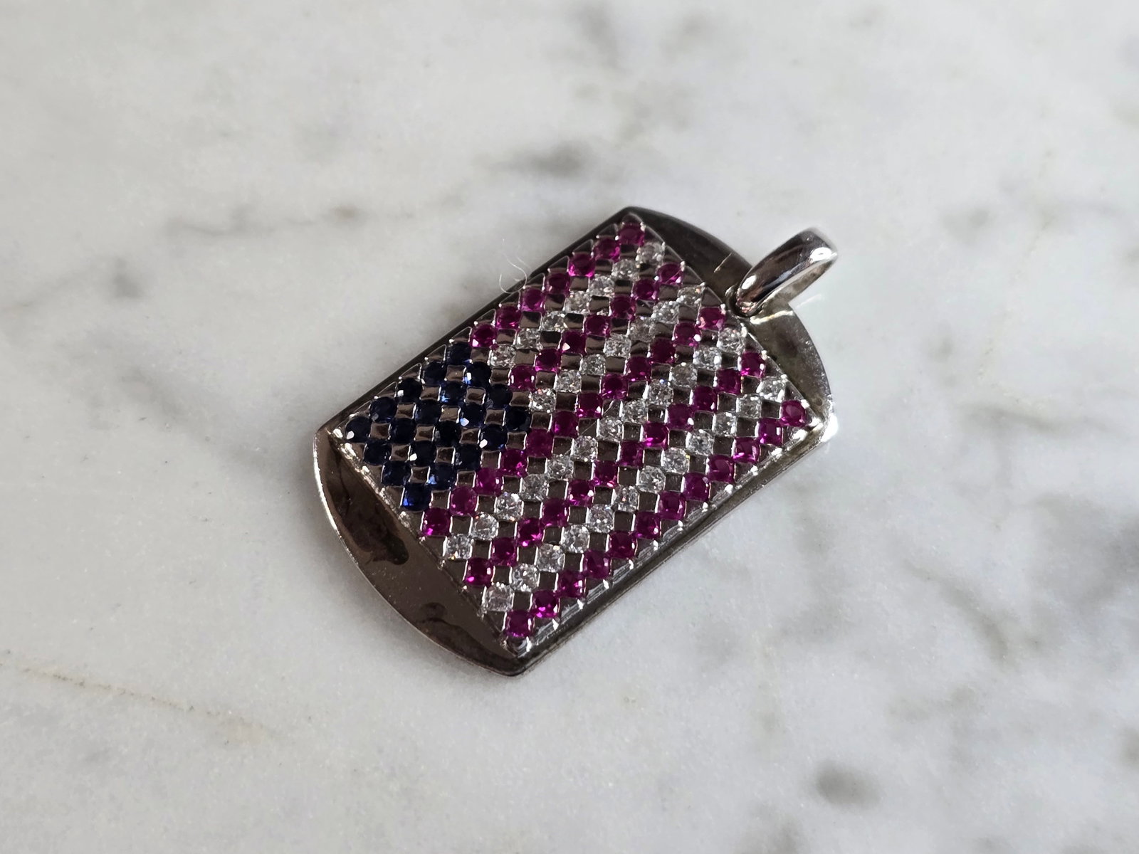 Womens Vintage Estate Sterling Silver American Flag CZ Pendant: A WOMENS ESTATE STERLING SILVER AMERICAN FLAG CZ PENDANT. THE TOTAL WEIGHT OF THE PENDANT IS 5.1g. THE PENDANT MEASURES 1 1/8 " LONG BY 5/8" WIDE. MAKES A GREAT GIFT FOR THAT SPECIAL SOMEONE. ANY QUES