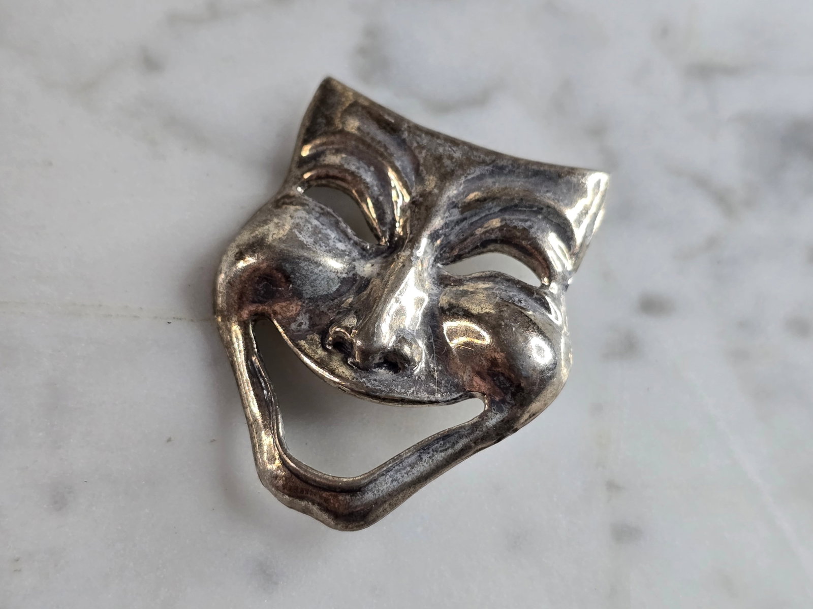 Womens Vintage Estate Sterling Silver Comedy Mask Brooch: A WOMENS VINTAGE ESTATE STERLING SILVER COMEDY MASK BROOCH. THE BROOCH MEASURES 1 1/4" LONG BY 1 1/8" WIDE, AND WEIGHS 3.9g. BROOCH IS MARKED "BEAU, STERLING". ANY QUESTIONS, PLEASE ASK. BE SURE TO CH