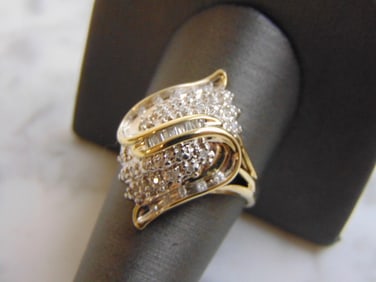 Womens Vintage Estate 10k Gold Diamond Cluster Ring