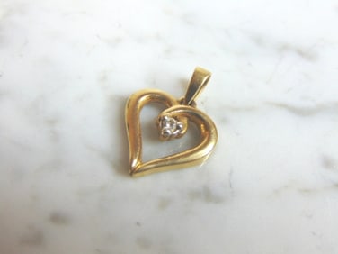 Womens 14K Yellow Gold Heart Pendant w/ Diamond Chip