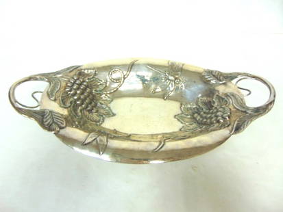 VINTAGE ANTIQUE STERLING SILVER SERVING DISH BOWL 850g: A LOVELY VINTAGE ANTIQUE STERLING SILVER SERVING DISH THAT WAS MADE BY LALE. THE BOWL WEIGHS 850g, AND MEASURES 3" TALL BY 15 3/4" LONG BY 9 1/4" WIDE. CONDITION IS GOOD, BUT IT DOES HAVE SOME IMPERFE