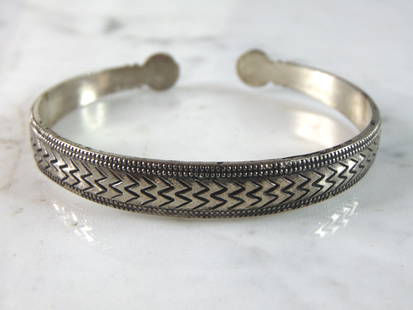 Womens Vintage Estate Sterling Silver Modernist Cuff Bracelet: FOR SALE IS A LOVELY VINTAGE ESTATE .925 STERLING SILVER MODERNIST CUFF BRACELET. BRACELET MEASURES 6 1/2" LONG BY 3/8" WIDE AND WEIGHS 17.5g. BRACELET HAS A SMALL KNICK ON THE SIDE AS SEEN IN THE PIC