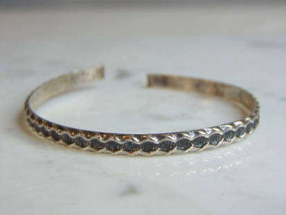 Womens Vintage Estate Sterling Silver Cuff Bracelet: FOR SALE IS A LOVELY VINTAGE ESTATE .925 STERLING SILVER CUFF BRACELET. BRACELET MEASURES 6 1/4" LONG BY 1/8" WIDE AND WEIGHS 7.6g. THIS WOULD MAKE A LOVELY GIFT FOR THAT SOMEONE SPECIAL. ANY QUESTION