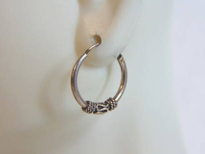 Womens Vintage Estate Sterling Silver Hoop Earrings: A PAIR OF WOMENS STERLING SILVER HOOP EARRINGS. EARRINGS WEIGH 1.2g AND MEASURES 5/8" IN DIAMETER. ANY OTHER QUESTIONS, PLEASE DO NOT HESITATE TO ASK. BE SURE TO CHECK OUT SOME OF MY OTHER GREAT