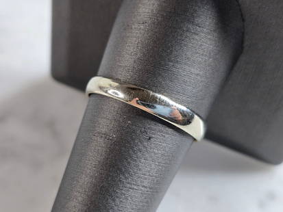 Mens Vintage Estate 10K White Gold Band Wedding Ring: A MENS VINTAGE ESTATE 10K WHITE GOLD WEDDING BAND RING THAT WEIGHS 2.0g. THE RING SIZE IS A 10.0, AND THE WIDTH IS 1/8". RING IS STAMPED 10K. ANY QUESTIONS PLEASE DON'T HESITATE TO ASK. THIS MAKES