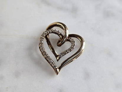 Womens Vintage Estate 10K Gold Diamond Heart Pendant: A WOMENS VINTAGE ESTATE 10K GOLD DIAMOND HEART PENDANT. PENDANT HAS A TOTAL OF 28 DIAMONDS. PENDANT WEIGHS 1.5g, AND MEASURES 3/4" BY 5/8". WOULD MAKE A LOVELY GIFT FOR THAT SOMEONE SPECIAL. ANY