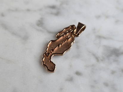 Womens Vintage Estate 10K Rose Gold Mexico Pendant: A WOMENS VINTAGE ESTATE 10K ROSE GOLD MEXICO PENDANT. THE TOTAL WEIGHT IS 1.7g. THE PENDANT MEASURES 1" LONG BY 5/8" WIDE. PENDANT IS MARKED ON THE BALE. MAKES A GREAT GIFT FOR THAT SOMEONE