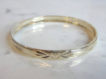 Womens Vintage Estate Sterling Silver Bracelet: A WOMENS VINTAGE ESTATE STERLING SILVER BRACELET. THE BRACELET WEIGHS 8.7g AND MEASURES 1/4" WIDE. THE INNER CIRCUMFERENCE MEASURES ABOUT 7 1/4".MAKES A GREAT GIFT FOR THAT SOMEONE SPECIAL. IF ANY