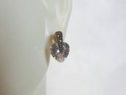 Womens Vintage Estate Sterling Silver CZ Earrings: A PAIR OF WOMENS VINTAGE ESTATE STERLING SILVER CZ EARRINGS THAT WEIGH 2.5g AND MEASURES 1/2" BY 3/8". ANY OTHER QUESTIONS, PLEASE DO NOT HESITATE TO ASK. BE SURE TO CHECK OUT SOME OF MY OTHER