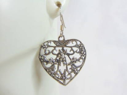 Womens Vintage Sterling Silver Dangle Heart Earrings: FOR SALE IS THIS PAIR OF WOMEN'S VINTAGE ESTATE .925 STERLING SILVER DANGLE HEART EARRINGS. THE EARRINGS WEIGH 5.2g. THE EARRING MEASURES 1 1/2" LONG AND 7/8" WIDE. MAKES A LOVELY GIFT FOR THAT