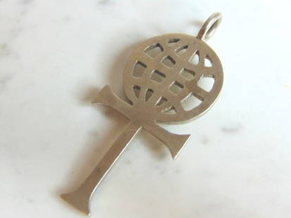 Womens Vintage Estate Sterling Silver Cross Pendant: FOR SALE IS THIS WOMENS VINTAGE ESTATE .925 STERLING SILVER CROSS PENDANT. PENDANT WEIGHS 14.6g AND PENDANT MEASURES 2 5/8" LONG BY 1" WIDE. MAKES A GREAT GIFT FOR THAT SOMEONE SPECIAL. IF ANY