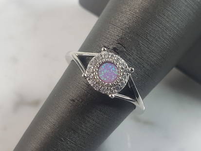 Womens Vintage Estate Sterling Silver Pink Opal Stone Ring: A WOMENS ESTATE STERLING SILVER PINK OPAL STONE RING. NOT SURE IF STONES ARE REAL OR MAN MADE. THE RING WEIGHS 2.4g AND IS A SIZE 6.0. FACE MEASURES 1/4". MAKES A GREAT GIFT FOR THAT SOMEONE
