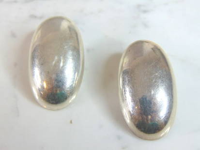 Womens Vintage Estate Sterling Silver Clip On Earrings: A PAIR OF WOMENS STERLING SILVER CLIP ON EARRINGS. EARRINGS WEIGH 18.9g AND MEASURES 1 5/8" LONG BY 1" WIDE. ANY OTHER QUESTIONS, PLEASE DO NOT HESITATE TO ASK. BE SURE TO CHECK OUT SOME OF MY OTHER G