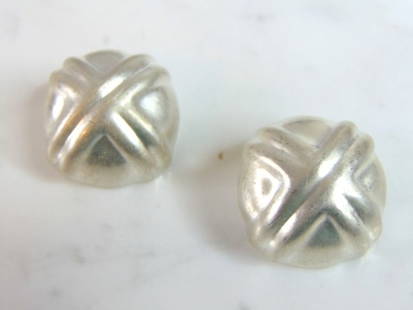 Womens Vintage Estate Sterling Silver Clip On Earrings: A PAIR OF WOMENS STERLING SILVER CLIP ON EARRINGS. EARRINGS WEIGH 13.3g AND MEASURES 1" LONG BY 1" WIDE. ANY OTHER QUESTIONS, PLEASE DO NOT HESITATE TO ASK. BE SURE TO CHECK OUT SOME OF MY OTHER GREAT