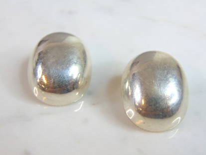 Womens Vintage Estate Sterling Silver Clip On Earrings: A PAIR OF WOMENS STERLING SILVER CLIP ON EARRINGS. EARRINGS WEIGH 8.9g AND MEASURES 7/8" LONG BY 3/4" WIDE. ANY OTHER QUESTIONS, PLEASE DO NOT HESITATE TO ASK. BE SURE TO CHECK OUT SOME OF MY OTHER GR