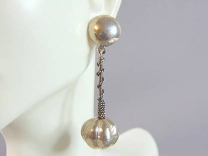 Womens Vintage Estate Sterling Silver Dangle Earrings: FOR SALE IS THIS PAIR OF WOMEN'S VINTAGE ESTATE .925 STERLING SILVER DANGLE EARRINGS. THE EARRINGS WEIGH 9.5g. THE EARRING MEASURES 2 1/4" LONG AND 5/8" WIDE. MAKES A LOVELY GIFT FOR THAT SOMEONE SPEC