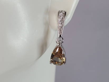 Womens Estate Sterling Silver Citrine Dangle Earrings: A PAIR OF WOMENS ESTATE STERLING SILVER CITRINE COLORED GLASS DANGLE EARRINGS. EARRINGS WEIGH 3.1g AND MEASURES 7/8" LONG BY 1/4" WIDE. ANY OTHER QUESTIONS, PLEASE DO NOT HESITATE TO ASK. BE SURE TO C