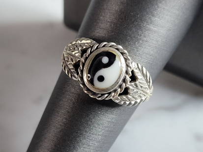 Vintage Estate Sterling Silver Chinese Yin Yang Ring: A VINTAGE ESTATE STERLING SILVER CHINESE YIN & YANG RING. THE TOTAL WEIGHT OF THE RING IS 3.4g. THE RING SIZE IS A 8.0. THE FACE MEASURES 3/8". MAKES A GREAT GIFT FOR THAT SPECIAL SOMEONE. ANY QUESTIO