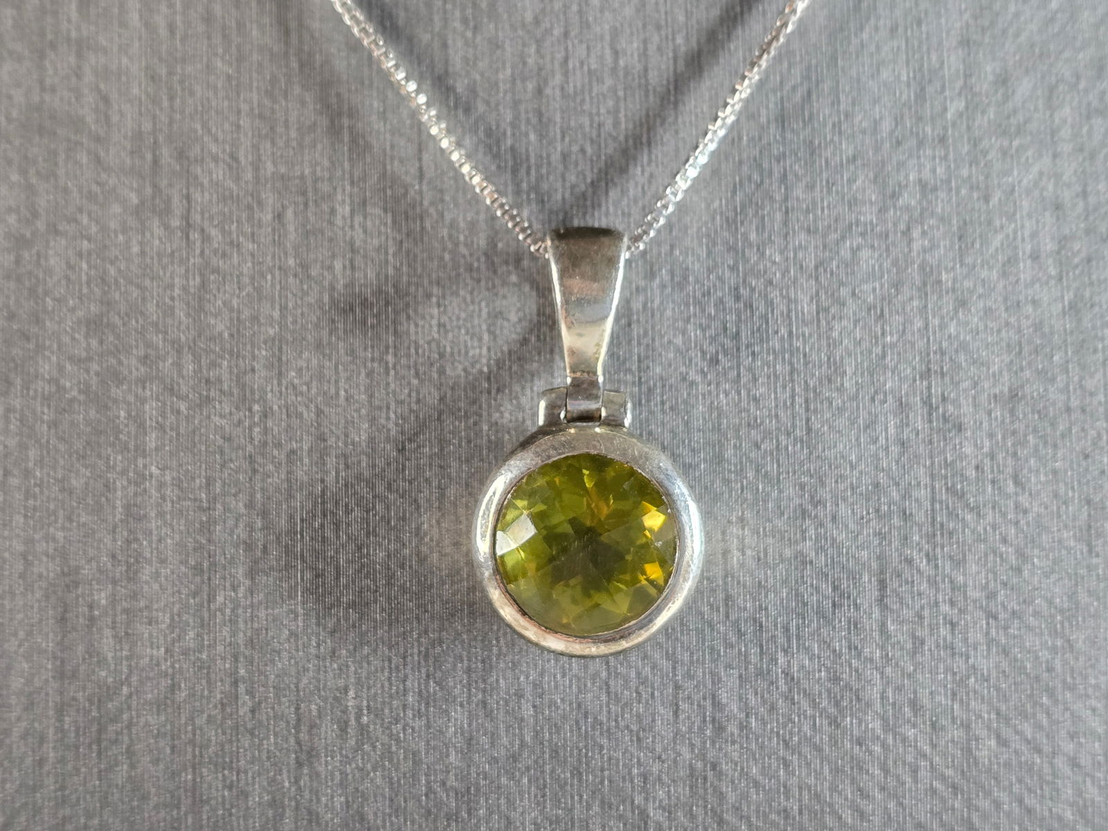 Womens Vintage Estate Sterling Silver Peridot Pendant Necklace (1 of 4)