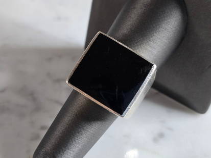 Womens Vintage Estate Sterling Silver Onyx Ring: A WOMENS VINTAGE ESTATE STERLING SILVER ONYX RING. THE RING WEIGHS 11.8g, AND IS A SIZE 7.5. THE WIDTH OF THE RING IS 5/8". DOES HAVE SOME WEAR, KEEP IN MIND IT IS AN ESTATE RING. ANY QUESTIONS PLEASE