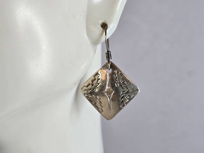 Womens Vintage Estate Sterling Silver Dangle Earrings: A PAIR OF WOMENS STERLING SILVER DANGLE EARRINGS. EARRINGS WEIGH 3.1g AND MEASURES 1 1/8" LONG BY 3/4" WIDE. ANY QUESTIONS, PLEASE DO NOT HESITATE TO ASK. BE SURE TO CHECK OUT SOME OF MY OTHER GREAT I