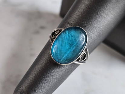 Womens Vintage Estate Sterling Silver Modernist Ring: A WOMENS VINTAGE ESTATE STERLING SILVER MODERNIST RING. THE RING WEIGHS 2.5g, AND IS A SIZE 7.0. THE LENGTH OF THE RING IS 5/8". NOT SURE WHAT THE STONE IS. ANY QUESTIONS PLEASE DO NOT HESITATE TO ASK