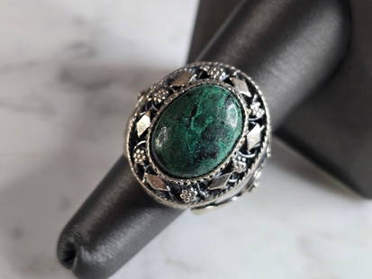 Womens Vintage Estate Sterling Silver Chrysocolla Ring: A WOMENS VINTAGE ESTATE STERLING SILVER CHRYSOCOLLA STONE RING. THE RING WEIGHS 13.2g, AND IS A SIZE 6.0. THE LENGTH OF THE RING IS 1". ANY QUESTIONS PLEASE DO NOT HESITATE TO ASK. BE SURE TO CHECK OU