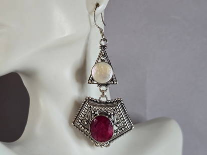 Womens Vintage Estate Sterling Silver Dangle Earrings: A PAIR OF WOMENS STERLING SILVER DANGLE EARRINGS THAT WEIGH 25.0g, AND MEASURE 2 7/8" LONG BY 1 3/8" WIDE. ANY QUESTIONS, PLEASE DO NOT HESITATE TO ASK. BE SURE TO CHECK OUT SOME OF MY OTHER GREAT ITE