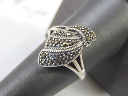 Womens Vintage Estate Sterling Silver Ring: FOR SALE IS THIS LOVELY WOMENS STERLING SILVER RING. THE RING WEIGHS 4.4g, AND IS A SIZE 9.0. ANY QUESTIONS, PLEASE DO NOT HESITATE TO ASK. THIS MAKES A WONDERFUL GIFT FOR THAT SOMEONE SPECIAL. BE SUR