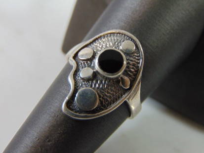 Sterling Silver Modern Abstract Onyx ? Ring: FOR SALE IS A LOVELY VINTAGE ESTATE STERLING SILVER RING WITH ONYX INLAY. THE RING SIZE IS 7.25, AND WEIGHS 4.7g. THIS WOULD MAKE A NICE GIFT FOR THAT SOMEONE SPECIAL. ANY OTHER QUESTIONS, PLEASE DO N