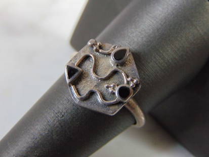 Sterling Silver Modern Abstract Onyx ? Ring: FOR SALE IS A LOVELY VINTAGE ESTATE STERLING SILVER RING WITH ONYX INLAY. THE RING SIZE IS 9.0, AND WEIGHS 4.6g. THIS WOULD MAKE A NICE GIFT FOR THAT SOMEONE SPECIAL. ANY OTHER QUESTIONS, PLEASE DO NO