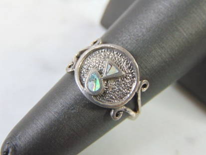 Sterling Silver Modern Abstract Abalone Ring: FOR SALE IS A LOVELY VINTAGE ESTATE STERLING SILVER RING WITH ABALONE INLAY. THE RING SIZE IS 5.25, AND WEIGHS 3.3g. THIS WOULD MAKE A NICE GIFT FOR THAT SOMEONE SPECIAL. ANY OTHER QUESTIONS, PLEASE D