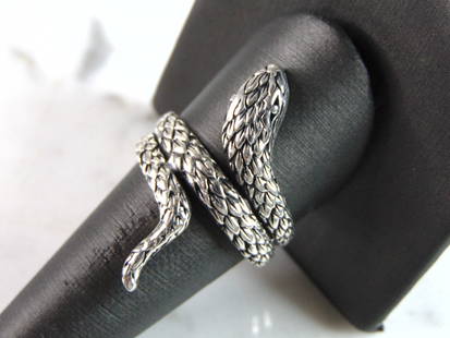 Mens Vintage Estate Sterling Silver Snake Ring: A MENS VINTAGE ESTATE STERLING SILVER SNAKE RING. RING WEIGHS 6.4g AND IS A SIZE 11.25. THIS WOULD MAKE A NICE GIFT FOR THAT SOMEONE SPECIAL. ANY OTHER QUESTIONS PLEASE DO NOT HESITATE TO ASK. BE SURE