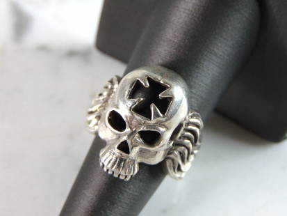 Mens Vintage Estate Sterling Silver Skull Ring: A MENS VINTAGE ESTATE STERLING SILVER SKULL RING. THE TOTAL WEIGHT IS 12.2g, AND IS A SIZE 9.75. THIS RING WOULD MAKE A GREAT GIFT FOR SOMEONE SPECIAL. ANY QUESTIONS PLEASE DONT HESITATE TO ASK. BE SU
