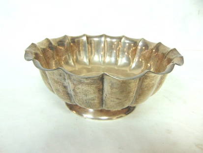 VINTAGE ANTIQUE STERLING SILVER REED & BARTON BOWL 500g: A LOVELY VINTAGE ANTIQUE REED & BARTON STERLING SILVER SERVING BOWL. THE BOWL WEIGHS 500g, AND MEASURES 3 1/2" TALL BY 8 3/8" WIDE. CONDITION IS GOOD, BUT IT DOES HAVE SOME PATINA. SHOULD CLEAN UP WEL