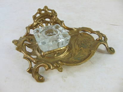 Vintage Decorative Antique Art Nouveau Brass Ink Well: A BEAUTIFUL VINTAGE ANTIQUE ART NOUVEAU BRASS INK WELL. PIECE MEASURES 2 5/8" TALL BY 7 1/2" LONG BY 5 1/2" WIDE. INK WELL IS A GREAT DECORATIVE AND COLLECTIBLE PIECE. ANY QUESTIONS PLEASE DO NOT HESI