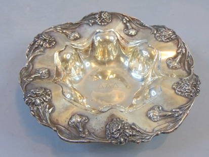 Vintage Antique Sterling Silver F.M. Whiting Bowl: A LOVELY VINTAGE ANTIQUE F.M. WHITING STERLING SILVER SERVING BOWL. THE BOWL WEIGHS 228.5g, AND MEASURES 2" TALL BY 7 7/8" WIDE. CONDITION IS GOOD, BUT IT DOES HAVE SOME PATINA. SHOULD CLEAN UP WELL.