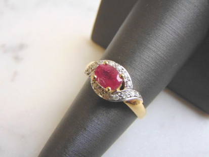 Womens Vintage Estate 14k Gold Garnet & Diamond Ring: FOR SALE IS THIS LOVELY VINTAGE ESTATE 14K GOLD RING WITH A GARNET STONE AND DIAMOND CHIPS SURROUNDING THE GARNET. RING IS A SIZE 6.75 AND WEIGHS 2.6g. THE FACE OF THE RING IS ABOUT 3/8" WIDE. THE RIN