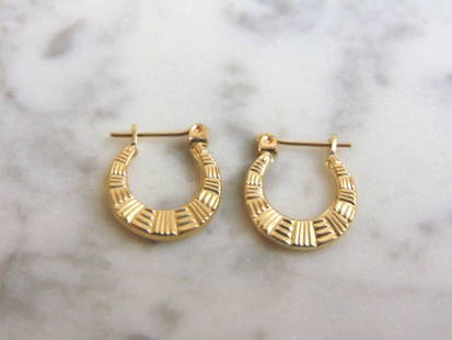 Pr Womens 14K Yellow Gold Hoop Earrings: A LOVELY PAIR OF WOMENS 14K YELLOW GOLD HOOP EARRINGS . THE EARRINGS WEIGH 1.1g. EARRINGS MEASURE 1/2" LONG BY 1/2" WIDE. EARRINGS ARE MARKED 14K AT THE HINGE. ANY QUESTIONS, PLEASE DON'T HESITATE TO
