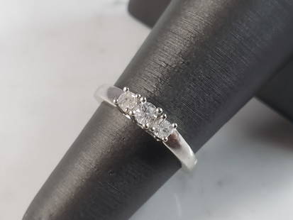 Womens Vintage Estate 14k White Gold Diamond Engagement Ring: FOR SALE IS THIS WONDERFUL 14K WHITE GOLD DIAMOND ENGAGEMENT RING. THE RING WEIGHS 2.0g, AND IS A SIZE 5.0. THERE ARE ABOUT .22cts OF DIAMONDS. THE CLARITY IS ABOUT AN I2 AND THE COLOR IS ABOUT AN H-J